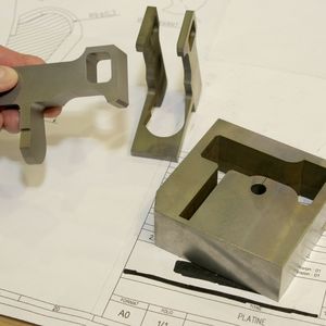 Funktionsteil und Ausfallteile durch Schneiderodieren in zwei Ebenen (Electro Meca). Bild: Agie-Charmilles