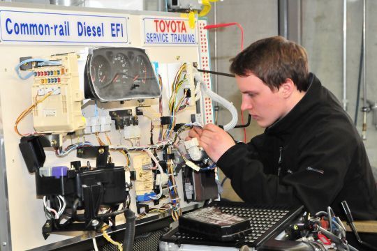 Der zweite Deutsche Teilnehmer, Yannic Scholz, sucht hier die Fehler im System eines Toyota Schulungsmotors. (Archiv: Vogel Business Media)