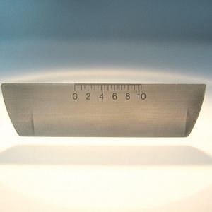 Bild 1 | Mustermarkierung: Anlassbeschriftung auf Metall ohne Materialab- oder -auftrag.