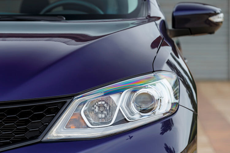 Die LED-Scheinwerfer stehen dem Auto gut, kosten aber 600 Euro Aufpreis außer in der Spitzenausstattung Tekna. (Foto: Nissan)
