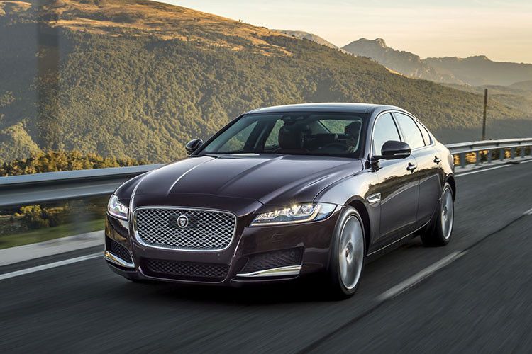 Die Einstiegsversion des neuen XF wiegt mit 1.545 Kilogramm nicht nur rund 190 Kilo weniger als sein 2008 eingeführter Vorgänger, sondern ist auch etwa 80 Kilogramm leichter als ein vergleichbarer Audi A6. (Foto: Jaguar)
