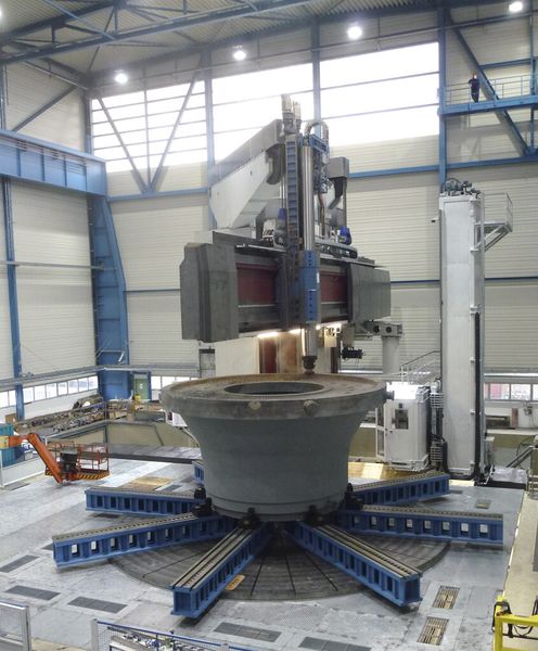 Siempelkamp produziert im Fertigungsverbund Großgussteile iinklusive Zerspanung, darunter Strukturteile für On- und Offshore-Windkraftanlagen, Turbinengehäuse, Behälter und Behälterkörper für die Nuklearindustrie. (Bild: Schiess)