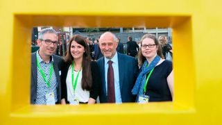 Ein toller Rahmen: Die Macher von Devicemed im Fokus der Siegertrophäe. Von links: Chefredakteur Peter Reinhardt, Key Account Managerin Katharina Flügge, Redakteurin Kathrin Schäfer und Group Publisher Hans-Jürgen Kuntze. (Fischer / Vogel Business Media)