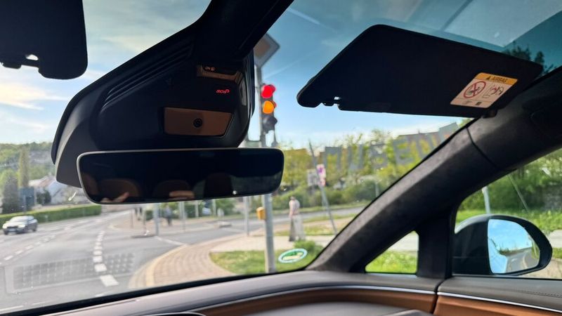 Praktischer Nebeneffekt der XXL-Frontscheibe: Ampeln sind immer im Blick – selbst wenn man direkt davor steht. (Bild: Schreiner – »kfz-betrieb«)