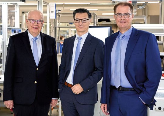 Die Jumo-Geschäftsführung blickt zuversichtlich in die Zukunft. Von links: Bernhard Juchheim (Geschäftsführer und Gesellschafter), Dimitrios Charisiadis (Geschäftsführer), Michael Juchheim (Geschäftsführer und Gesellschafter).(Bild:  Jumo Group)