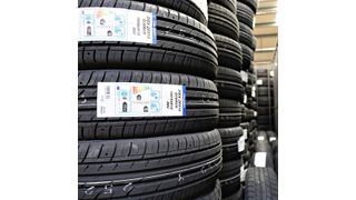 Riechen Sie es? Besonders Neureifen verströmen einen sehr prägnanten Geruch. (Bild: Lewspics)