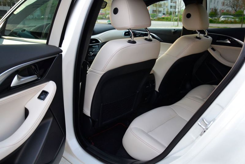 Für ein Auto in der Kompaktklasse bietet der Q30 auch auf den hinteren Plätzen gute Sitzverhältnisse.  (Foto: Michel / »kfz-betrieb«)