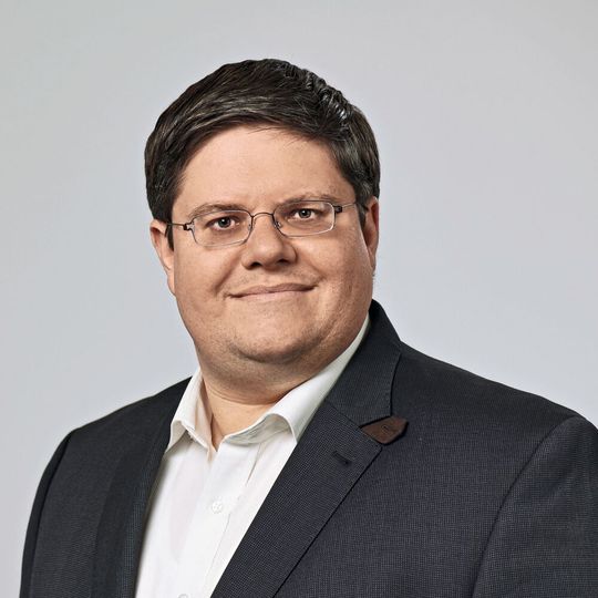 «Netzwerk bedeutet für uns nicht nur Maschinen verbinden – sondern auch Menschen.» Dr. Alexander Broos, Leiter Forschung und Technik im VDW und Projektleiter von Umati «Netzwerk bedeutet für uns nicht nur Maschinen verbinden – sondern auch Menschen.» Dr. Alexander Broos, Leiter Forschung und Technik im VDW und Projektleiter von Umati