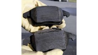 Der Bremsbelag eines Zubehörstellers (unten) und der Reibbelag von OEM-Lieferant Jurid/Bendix (oben). Nach absolviertem AMS-Bremstest löste sich der Klotz aufgrund von Überhitzung schlichtweg in seine Bestandteile auf – ein erhebliches Sicherheitsrisiko.  (Foto: Honeywell)