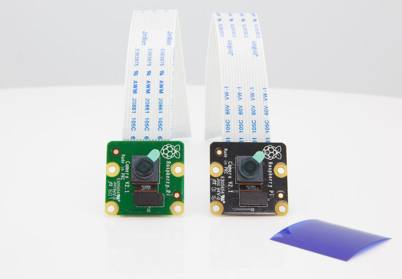 Kameras für alle Raspberry Pis mit Kameraschnittstelle: Die Camera V2 gibt es für Tageslichtaufnahmen (links) und für Nachtaufnahmen. (Farnell)