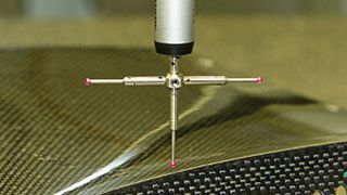 Um die Qualität von Compositebauteilen für die Luftfahrt zu testen, kommt auch hier die Koordinatenmesstechnik zur Überprüfung der Bauteildimensionen zum Einsatz. (Bild: Röder Präzision)
