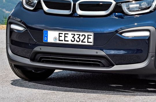 Damit der Umschwung zur E-Mobilität im Kfz-Bereich angekurbelt wird, will die Politik die Stromer noch bis 2035 von der Kfz-Steuer befreien. Gleichzeitig hat die Zahl der neu zugelassenen E-Autos in Deutschland zugenommen.(Bild:  BMW)