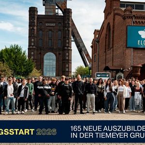 165 neue Auszubildende starten bei der Tiemeyer Gruppe ihre berufliche Zukunft. Das Spektrum der angebotenen Ausbildungsberufe ist dabei vielseitig und reicht von Automobilkaufleuten über Kfz-Mechatroniker, Karosseriebaumechaniker und Fahrzeuglackierer bis hin zu Fachkräften für Lagerlogistik und weiteren kaufmännischen Ausbildungsberufen. Zum Auftakt kamen die 165 neuen Auszubildenden zu zum gemeinsamen Onboarding-Event in der ELORIA Eventfabrik in Bottrop zusammen. Dort begrüßte der Vorstand die Nachwuchskräfte und gab einen ersten Einblick in die Unternehmensgruppe. (Bild:  Tiemeyer-Gruppe)