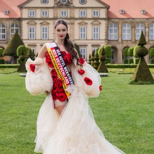 Es ist schon Tradition, dass die Pokale im Rahmen des Mercedes-Festivals von einem schönen Star übergeben werden. In diesem Jahr gibt sich die amtierende Miss Deutschland, Marah Rackebrandt, die Ehre und wird die begehrten Glaspokale an die glücklichen Gewinner übergeben. Marah Elise Rackebrandt (21) aus Magdeburg wurde am 28. Februar 2025 im Finale in Wernigerode zur Miss Deutschland 2025 gekürt. (Bild:  Schöne Sterne)