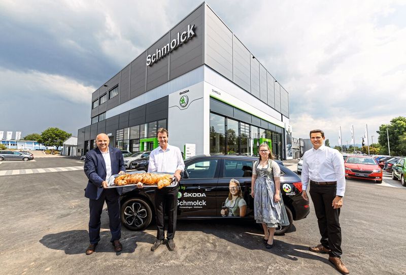 Wo einst die Keimzelle des Unternehmens stand, der Landmaschinenhandel, hat Firmenchef Bernhard Schmolck (2. v. li.) ein neues Skoda-Autohaus samt Reifenlager auf dem Dach gebaut. Für die Marke verantwortlich zeichnet sein Sohn Pascal Schmolck (re.). (Bild: Schmolck)