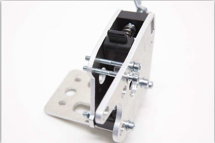 Der 3D-Drucker Velleman K8200 im Aufbau: Filament-Führung (Bild: Velleman nv)