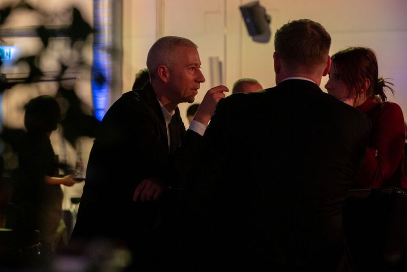 Im Anschluss an die Award-Verleihung wurde kräftig angestoßen und die guten Gespräche wurden fortgesetzt. (Bild: Vogel Communications Group / Human)