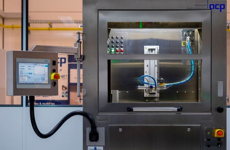 Das zu reinigende Werkstück wird bei der komplett aus Edelstahl gefertigten Standalone-Anlage für die automatisierte Reinigung auf der Teileaufnahme eines x-/y-Achssystem, Drehtischs oder einer Kombination aus beidem in der Prozesskammer platziert. (Acp Systems )