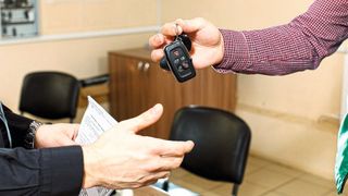 Schlüsselübergabe beim Autohändler: Mit i-Kfz soll der Zulassungsprozess von Fahrzeugen digitalisiert und vereinfacht werden. Doch die Umsetzung klappt aktuell eher nicht.  (Bild: frei lizenziert)