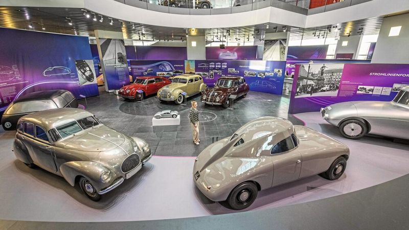 Vom 18. November 2023 bis zum 9. Juni 2024 nimmt Audi Tradition alle Technikinteressierten mit auf eine Reise durch die Geschichte der Aerodynamik und zeigt in der Ausstellung „Windschnittig“ im Audi Museum Mobile die Anfänge der aerodynamischen Konzepte im Automobilbau bis 1945.  (Bild: Audi AG)