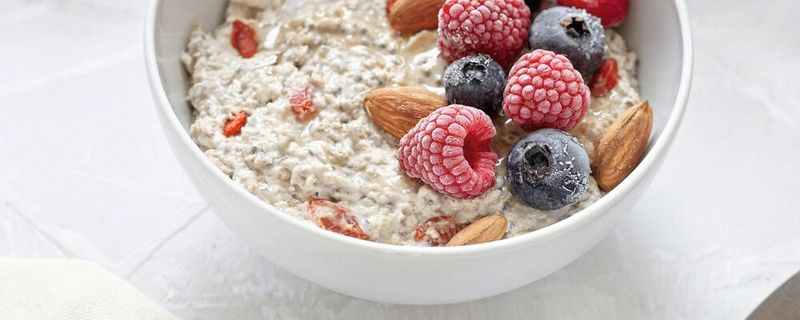 Haferflocken können den LDL-Cholesterinspiegel um zehn Prozent senken – wenn man für zwei Tage (fast) nichts anderes verzehrt... (Symbolbild)(Bild:  frei lizenziert (Olga Kudriavtseva) / Unsplash)