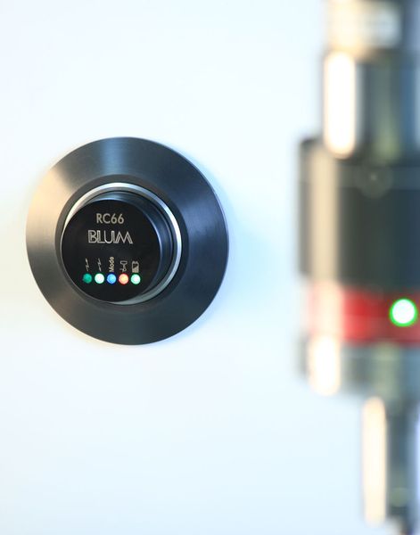 Zusammen mit dem Messtaster wird der Funkempfänger RD66 ausgeliefert. Das optional erhältliche Front-Kit ermöglicht die Integration in den Arbeitsraum. Bild: Blum-Novotest (Archiv: Vogel Business Media)