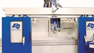 HG Grimme Systech präsentiert zur Moulding Expo 2019 die G-S-F/2S: eine Gantry-Shuttle-Maschine mit fahrbarem Shuttletisch. Hier ein Modell mit zwei Tischen dieser Art (Siehe auch Bildergalerie für die Vollansicht). Im Einsatz ist diese Anlage bereits bei einem Automobilzulieferer für die Endbearbeitung von Stoßfängern. Halle 9, Stand A27. (HG Grimme)