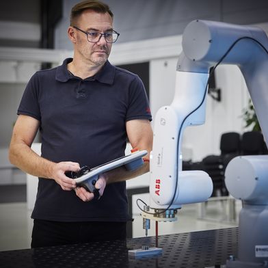 Intuitive no-code tools and AI-supported software lower the barriers to entry into robotics, making it quickly accessible even for users without programming knowledge. (Image: ABB Robotics)