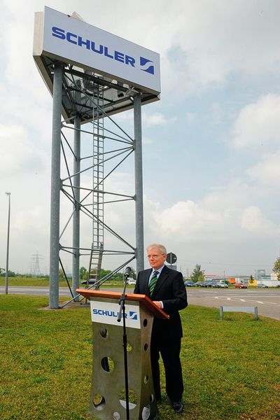 Weithin sichtbar: Das neue Firmenschild in Waghäusel, das Geschäftsführer Dr. Martin Habert enthüllte. (Bild: Schuler)