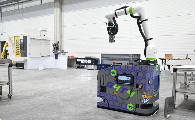 Derzeit im Testbetrieb: die automatisierte Fräszelle, bestehend aus einem 3-Achs-BAZ „Fanuc Robodrill α-D21MiB5“, dem mobilen Cobot „G4T4“ und der „R-C2“-Werkstückautomation von Gressel.(Bild:  Gressel)