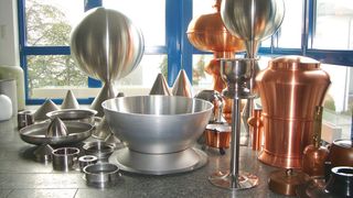 Metalldrückerei Heggli & Gubler: Die immense Produktvielfalt wird von der Ausstellung in der Eingangshalle vermittelt. (Bild: Rolf Dorner)