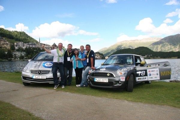 Silber für Sicherheit bei der Elekrorallye e-miglia: Die Teams vom Sicherheitspartner TÜV SÜD haben die Hochvolttechnologie auch auf der Strße im Griff (v.l.n.r.): Stefan Rentsch, Volker Bladow, Louise Zhu, Stephan Urbanek und Werner Kraus. (Bild: TÜV SÜD)
