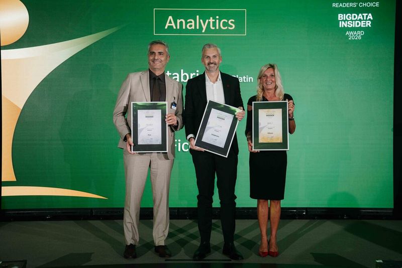 Los geht es mit der Kategorie Analytics des Portals BigData-Insider: Silber geht an FICO, vertreten durch Thorsten Günther (links im Bild). Den Award in Gold nimmt unsere Award-Fee Marlene Stelmach stellvertretend für Infosys entgegen. Über Platin freut sich Databricks. Den Preis nimmt Mario Seefried entgegen.  (Bild: Manuel Emme Fotografie)
