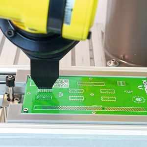 Durch die Integration gängiger Kraft-Momenten-Sensoren und Kamerasysteme erleichtert es die RPS-Software, THT-Prozesse robust und effizient zu automatisieren.(Bild:  Artiminds Robotics GmbH)