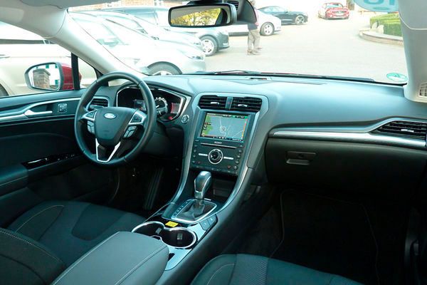 Die Verarbeitung ist außen und innen sehr gut. Die Hybridversion hat ein gut gestaltetes Interieur, das durch Alu-Applikationen wertig wirkt. Serienmäßig ist der Teilzeitstromer sehr reichhaltig ausgestattet. (Wolfgang Pester)