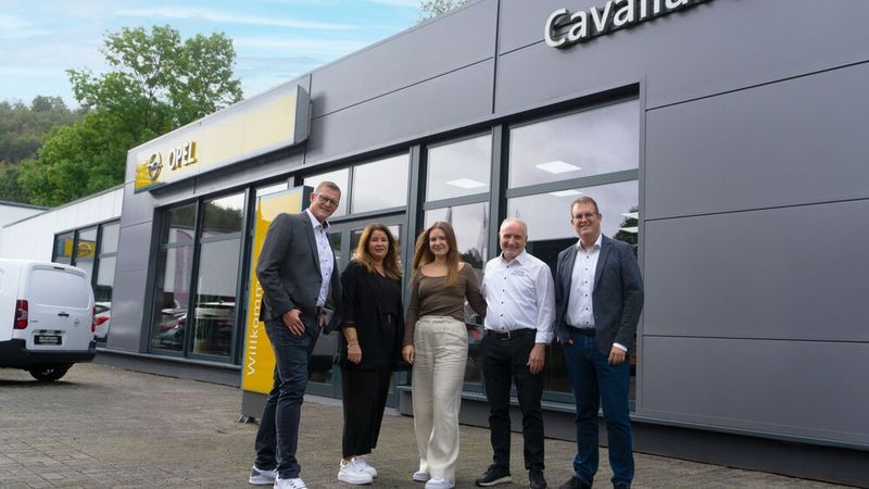 Auch Gundula (links) und Katharina Cavallaro bleiben dem Betrieb erhalten. Bei der Familie Cavallaro stehen die Hoppmann-Geschäftsführer Andreas Wilke (links) und Stefan Langenbach.(Bild:  Hoppmann)