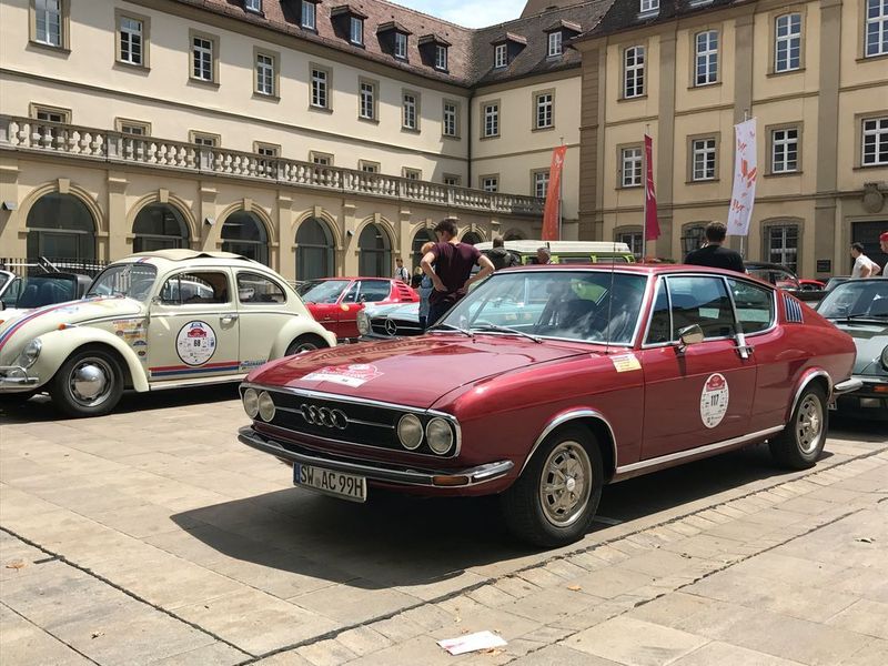 21 Gleich in mehrfacher Hinsicht dabei ist Real Auto aus Schweinfurt. Der Oldtimer-Spezialist schickte etwa dieses Audi 100 Coupé aus dem Jahr 1973 ins Rennen.  (Grimm)