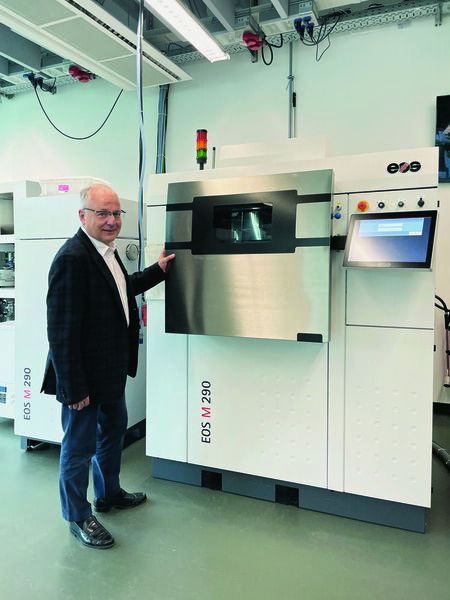 Urs W. Berner, Urma Präsident und CEO, vor der EOS M 290, Allroundmaschine für 3D-Druck von Metallbauteilen. (Urma)