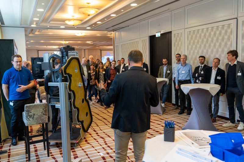 Beim geführten Ausstellerrundgang stellten sich die Aussteller des Battery Manufacturing Day den Teilnehmerinnen und Teilnehmern vor. (Bild: Dominik Böhm - Fotokumpel)