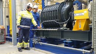 Silvio Schöniger (a la izquierda), director de planta de Air Liquide Alemania en la fábrica de Wittenberg, junto a Tobias Boeckh, director general de Continental Industrie, tras la puesta en marcha de la nueva unidad de ventilación en la fábrica de Wittenberg. (Imagen:Continental Industrie GmbH)