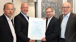 vl.n.r: Thomas Janssen (Geschäftsführer Pharmaserv), Thomas Konermann (TÜV Rheinland, Sales Director), Wolfgang Kuhl (Pharmaserv IT-Leiter) und Klaus-Heinrich Matthäi (Pharmaserv, Leiter Qualitätsmanagement). (Bild Pharmaserv)