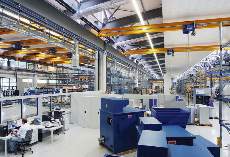 Stetige Modernisierung und Erweiterung prägten die gesamte Aerzener Firmenhistorie. 2008 entstand beispielsweise ein effizientes Produktionscenter, das der großen Typenvielfalt gerecht wird. (Aerzener Maschinenfabrik)