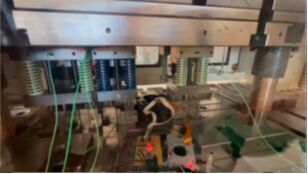 Bilderfassungssystem in einer Blindstation eines Folgeverbundwerkzeugs.(Bild:  Fraunhofer IGB)