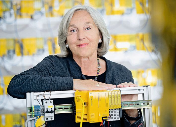 Renate Pilz, Vorsitzende der Geschäftsführung der Pilz GmbH & Co. KG in Ostfildern: „Mit dem Industrie-4.0-fähigen Automatisierungssystem PSS 4000 für Sicherheit und Automation beispielsweise können Anwender verteilte und modular aufgebaute Anlagen einfach und wirtschaftlich steuern.“ (Bild: Pilz/Andy Ridder)