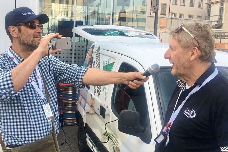 Bernd Meidel vom Team »kfz-betrieb« im Videointerview mit Cheforganisator der Rallye, Karl-Heinz Schott, ... (Weissenberger / »kfz-betrieb«)