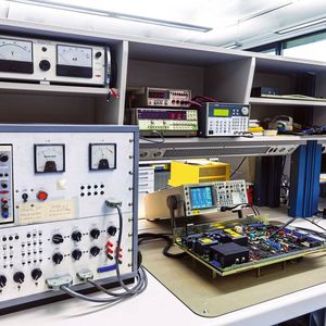 Komponentenvielfalt erfordert ein großes Spektrum an Testsystemen, hier die Reparatur eines Spindelantriebs.(Bild:  Fanuc Europe)