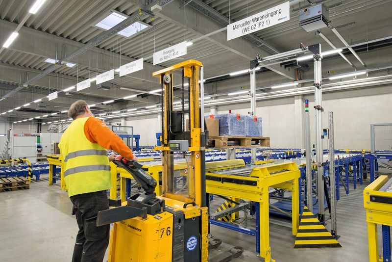 Wareneingang: Nach dem Entladen des Lkw werden die Lieferungen manuell auf die Fördertechnik aufgesetzt. (Bild: EBM-Papst)