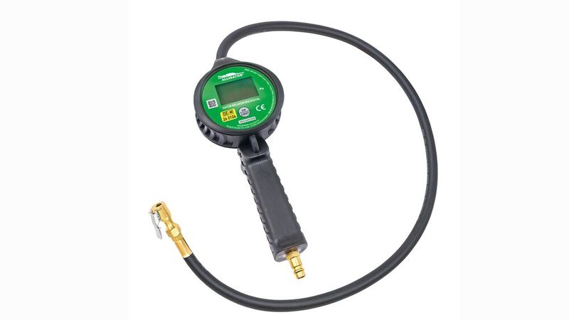  Präziser Reifendruck ist mit RDKS Pflicht. Der neue „Alligator Gator Inflator Mid Digital“ von Wegmann Automotive ist geeicht nach DIN EN 12645 und zeigt den Druck mit zwei Nachkommastellen auf dem digitalen Display an. Das Gerät ist robust gebaut mit Fallschutz und lässt sich bequem mit einer Hand bedienen – werkstatttauglich eben. Zudem ist es kompatibel mit allen Ersatzschläuchen und -steckern. (Bild: Wegmann Automotive)