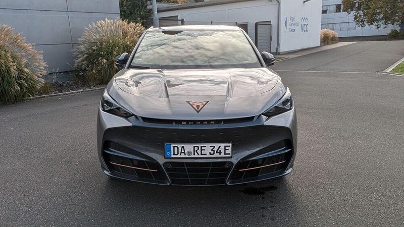 4. Das Fahrgefühl: Der Cupra Tavascan VZ bringt 250 kW/340 PS auf die Straße. Mit 679 Newtonmetern Drehmoment benötigt er nur 5,5 Sekunden, um von 0 auf 100 km/h zu beschleunigen. Das Fahrgefühl ist agil. Auch engere Kurven meistert der Tavascan souverän. Über die Lenkradtaste lassen sich sechs verschiedene Fahmodi auswählen: Ist der Cupra im Range-Modus noch eher ein ambitionierter Amateursportler, entfaltet er im Cupra-Modus seine volle Kraft und lässt seine Muskeln spielen. Trotz der betont sportlichen Abstimmung des Fahrwerks, der Lenkung, der Bremsen und des Fahrpedals ist der Fahrkomfort dank adaptiver Dämpfer dennoch so hoch, dass der Tavascan im Cupra-Modus auch auf langen Strecken Spaß macht. Einzig die Tatsache, dass Cupra den Tavascan VZ bei einer Höchstgeschwindigkeit von 180 km/h elektronisch abgeregelt hat, könnte für sportlich ambitionierte Fahrer ein Wermutstropfen sein – wenngleich man diese Geschwindigkeit in einem E-Auto ohnehin nur selten ausreizt. (Bild: Mauritz – Mauritz)