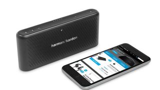 Größenvergleich: Viel fehlt nicht mehr zum Smartphone-Adäquat. (Harman Kardon)